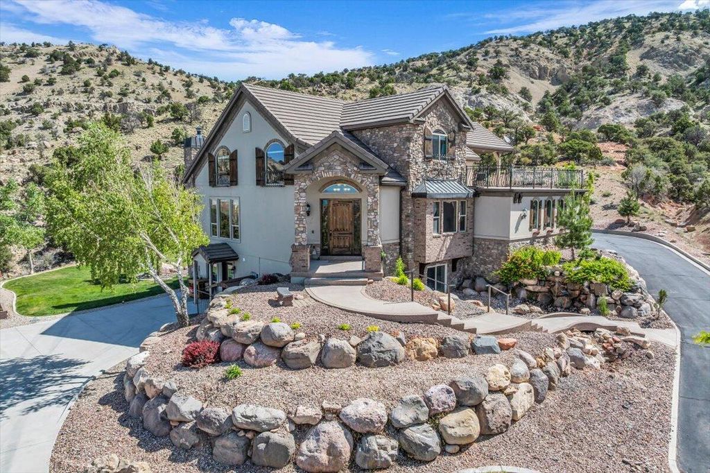 Photo of 811 E Canyon Ridge DR, Cedar City, UT 84721 (MLS # 111840)