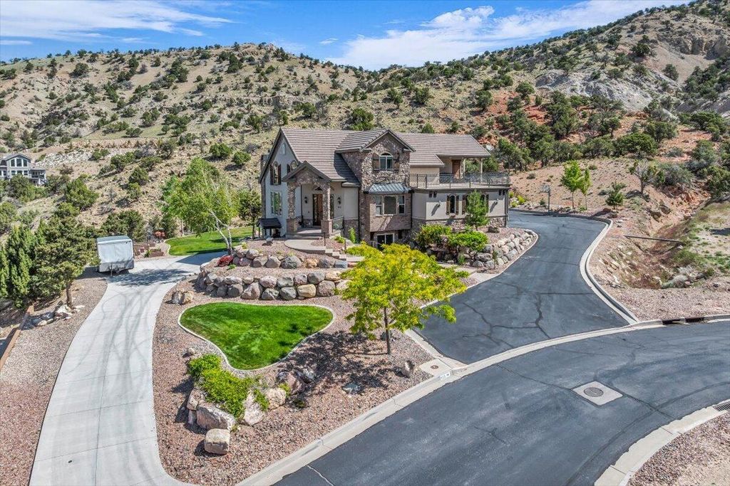 Photo of 811 E Canyon Ridge DR, Cedar City, UT 84721 (MLS # 111840)