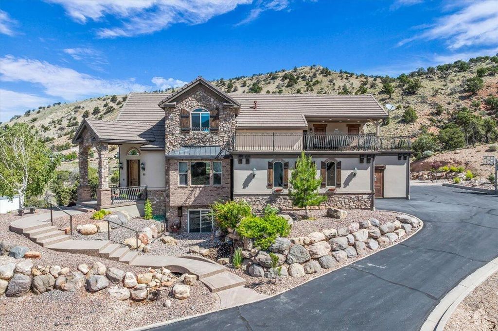 Photo of 811 E Canyon Ridge DR, Cedar City, UT 84721 (MLS # 111840)
