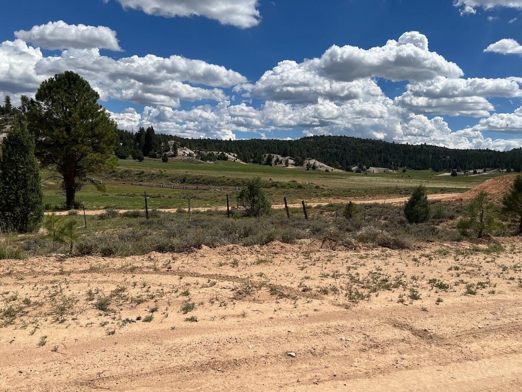 Photo of 20 Elk Ridge Estates Phase 6, Alton, UT 84710 (MLS # 118039)