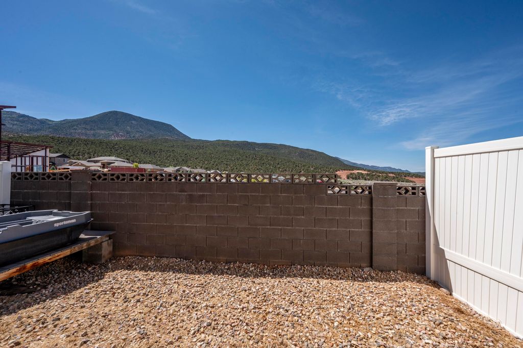 Photo of 1457 W Topaz DR #B, Cedar City, UT 84720 (MLS # 116421)
