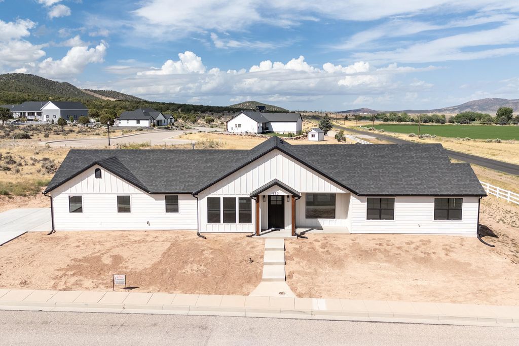 Photo of 680 S Heritage Hills DR, Parowan, UT 84761 (MLS # 112717)