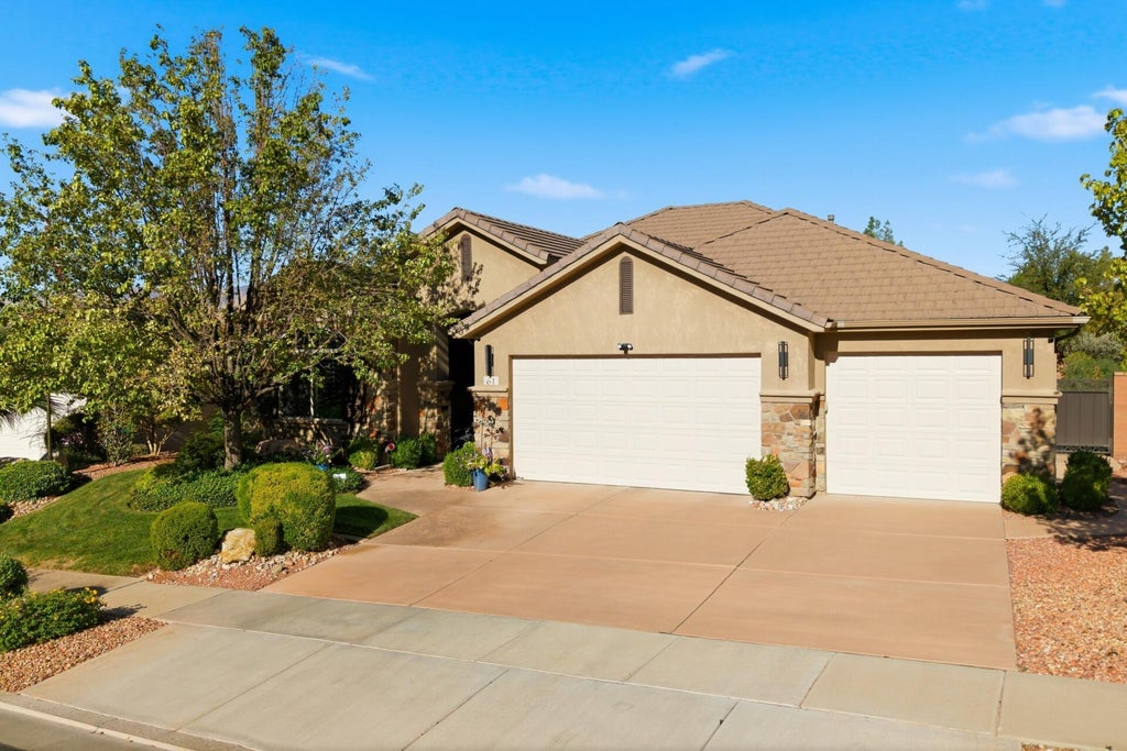 Photo of 61 N Charbonne DR, Saint George, UT 84770 (MLS # 118377)