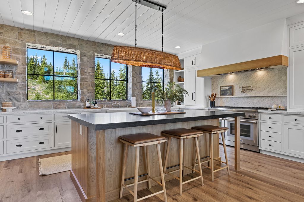 Photo of 926 E Autumn DR, Brian Head, UT 84719 (MLS # 112005)