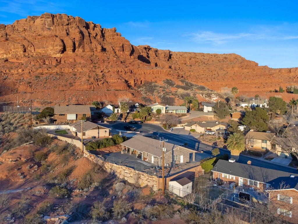 Photo of 339 W SANDSTONE CIR, Saint George, UT 84770 (MLS # 114614)