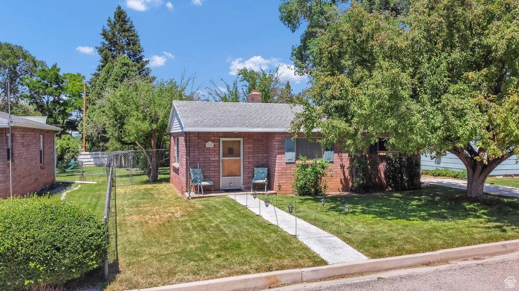 Photo of 82 W Pioneer Ave, Parowan, UT 84761 (MLS # 112018)