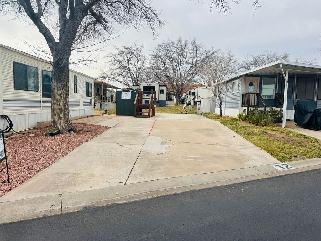 Photo of 1150 W RED HILLS Parkway #32, Washington, UT 84780 (MLS # 114742)