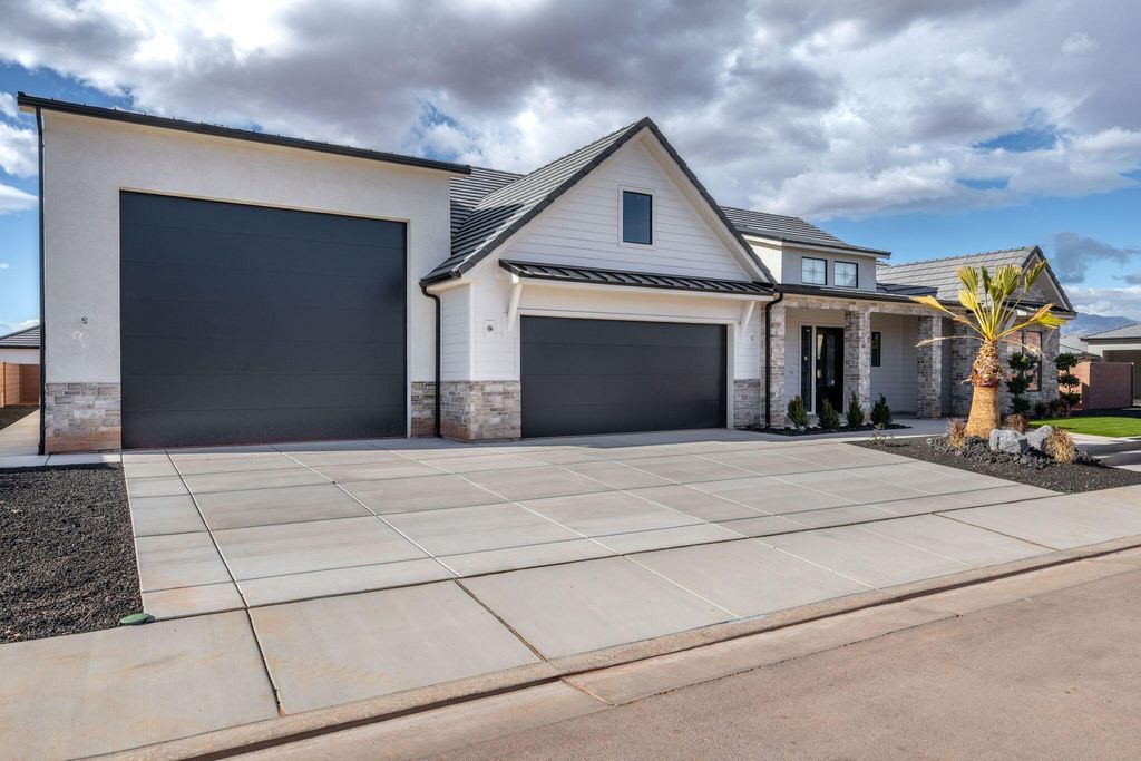 Photo of 4936 S LAKEFRONT Place, Washington, UT 84780 (MLS # 114767)