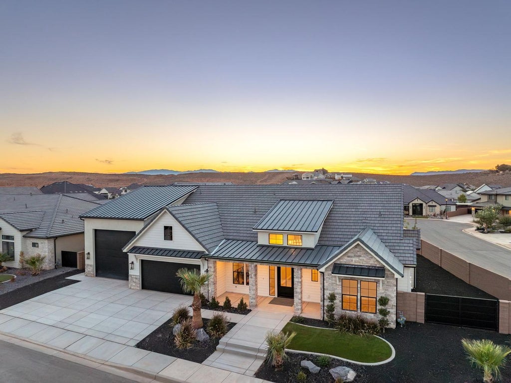Photo of 4936 S LAKEFRONT Place, Washington, UT 84780 (MLS # 114767)