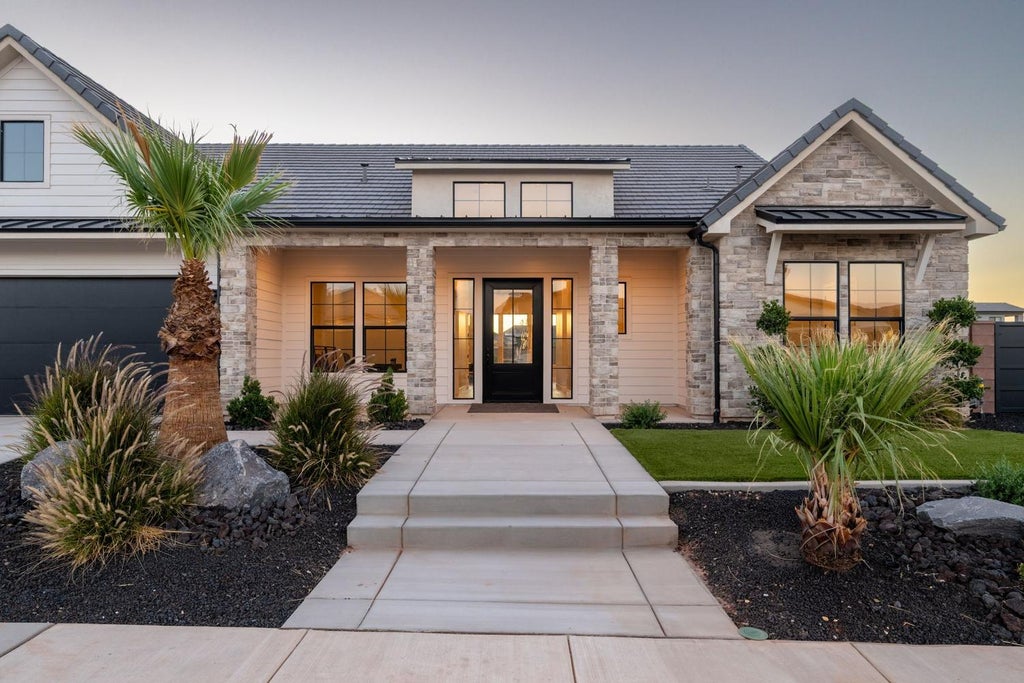 Photo of 4936 S LAKEFRONT Place, Washington, UT 84780 (MLS # 114767)