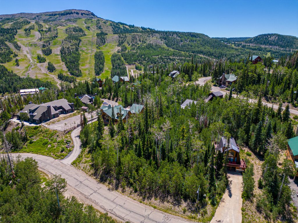 Photo of 309 W Ridge View ST, Brian Head, UT 84719 (MLS # 111642)