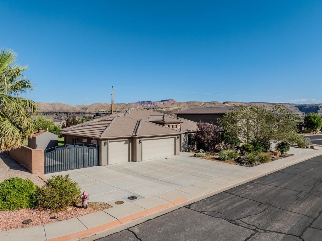 Photo of 968 N 300 W, Hurricane, UT 84737 (MLS # 113105)