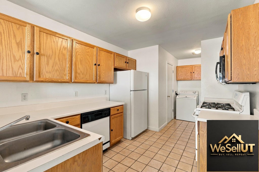 Photo of 195 E Fiddlers Canyon RD #33, Cedar City, UT 84721 (MLS # 118624)