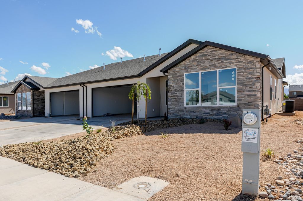 Photo of 3061 W Ekko View Loop Loop, Cedar City, UT 84721 (MLS # 113352)