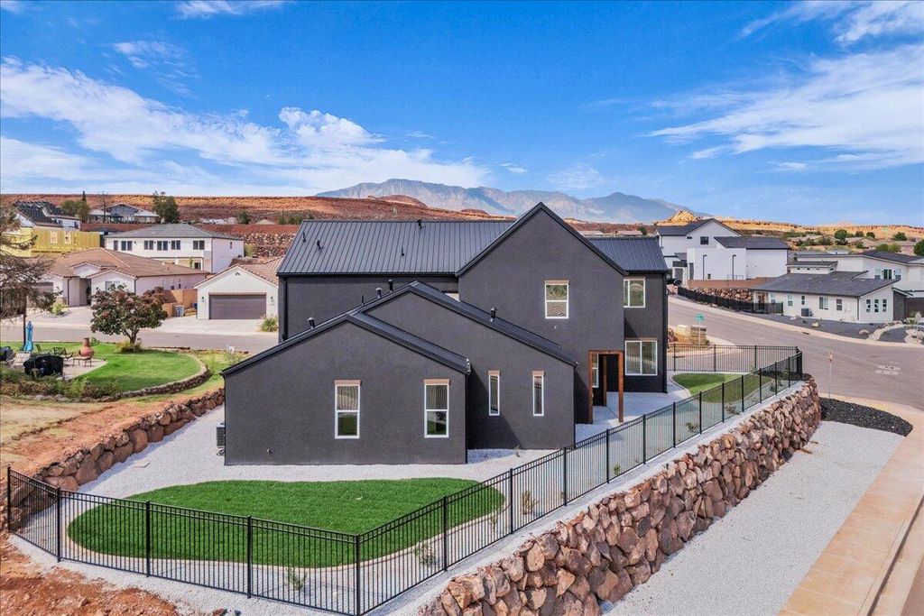 Photo of 2914 E CHAPMAN CIR, Washington, UT 84780 (MLS # 114654)