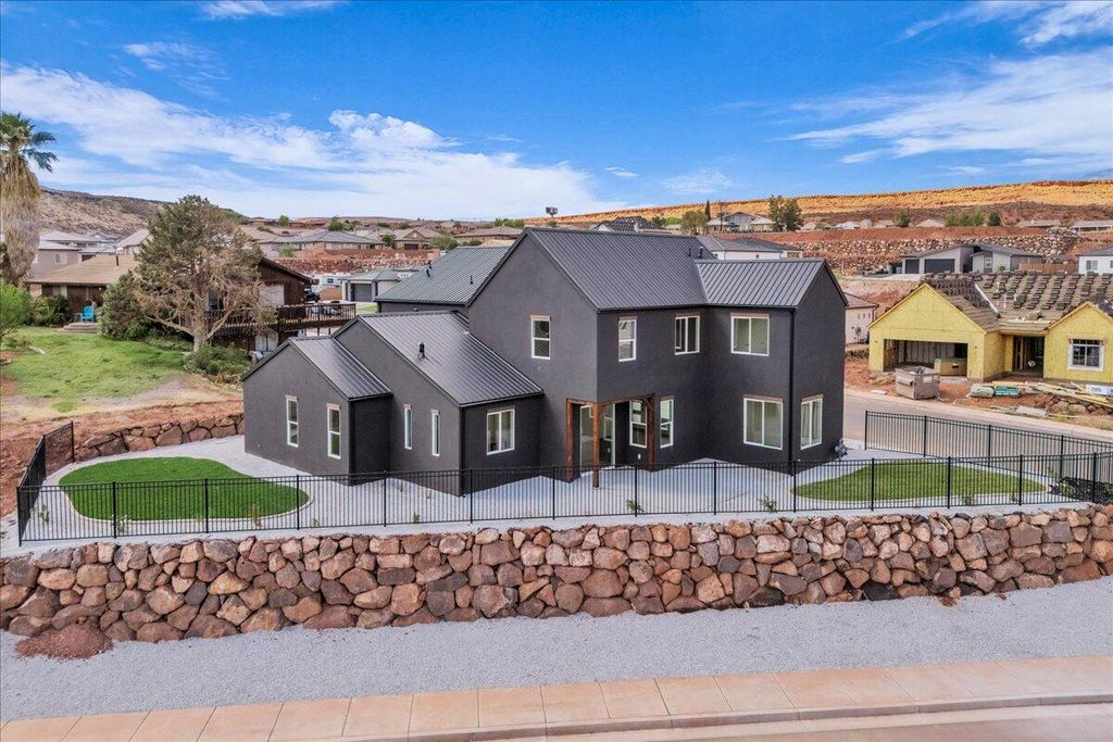 Photo of 2914 E CHAPMAN CIR, Washington, UT 84780 (MLS # 114654)