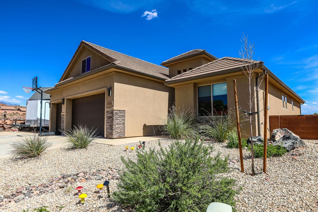 Photo of 1930 N Creek Side CT, Washington, UT 84780 (MLS # 115512)