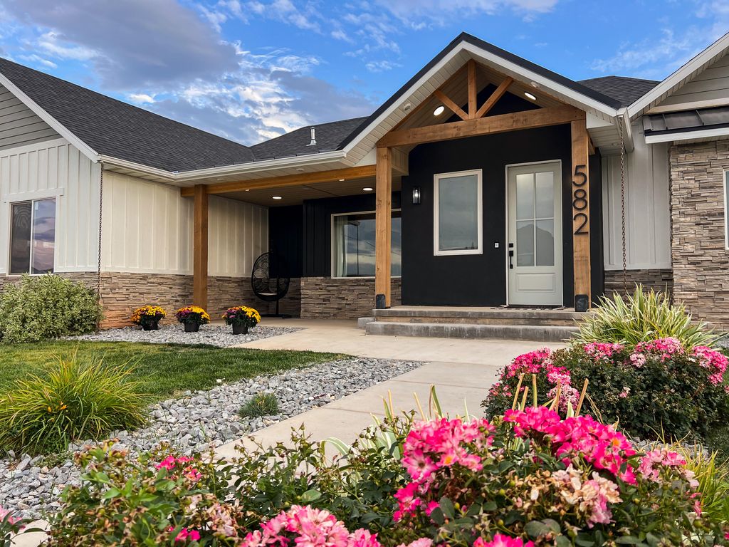 Photo of 582 E 5020 N, Enoch, UT 84721 (MLS # 113260)