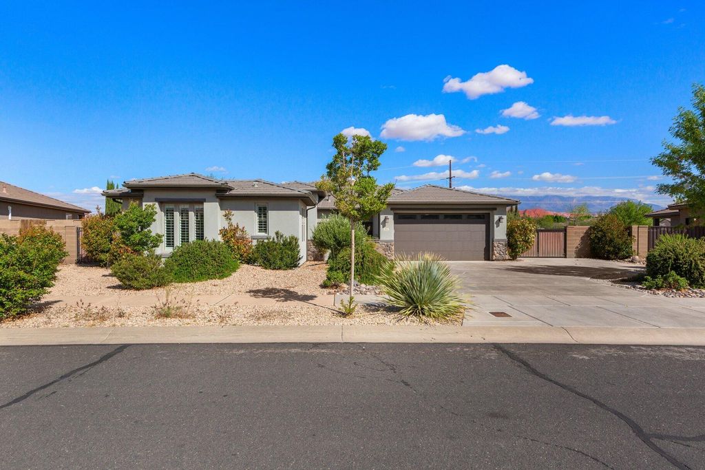Photo of 411 N Highland Parkway, Washington, UT 84780 (MLS # 115614)