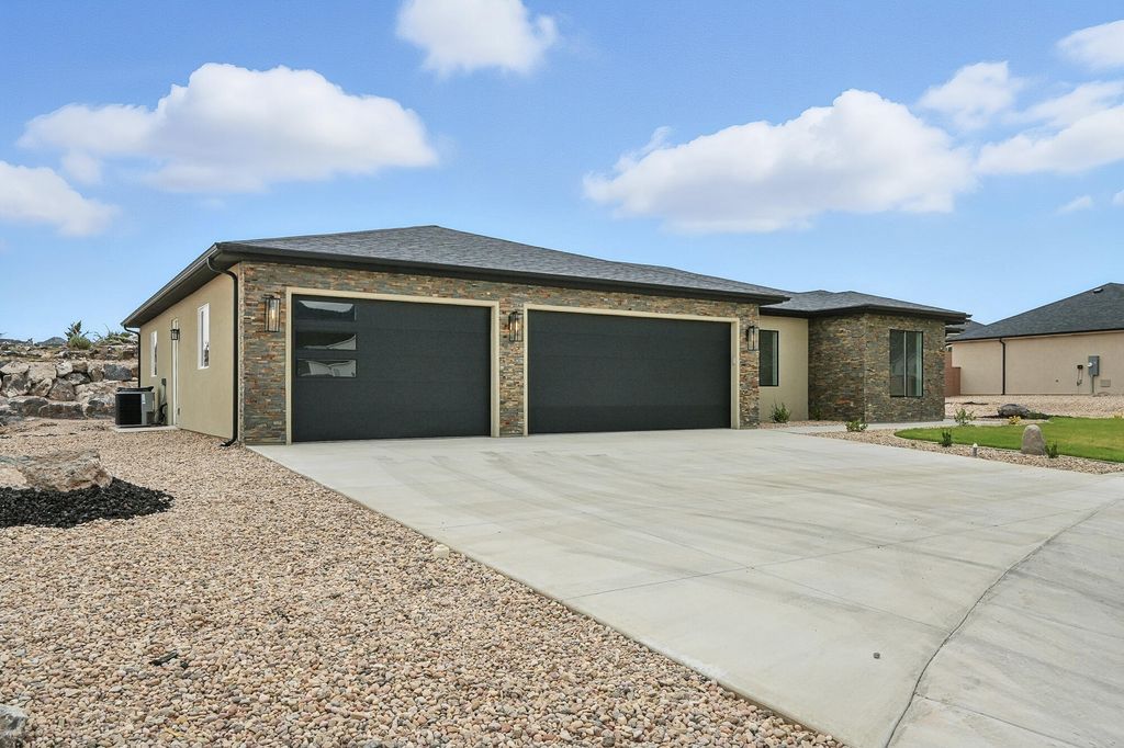Photo of 2156 S Bluff DR, Cedar City, UT 84720 (MLS # 112945)