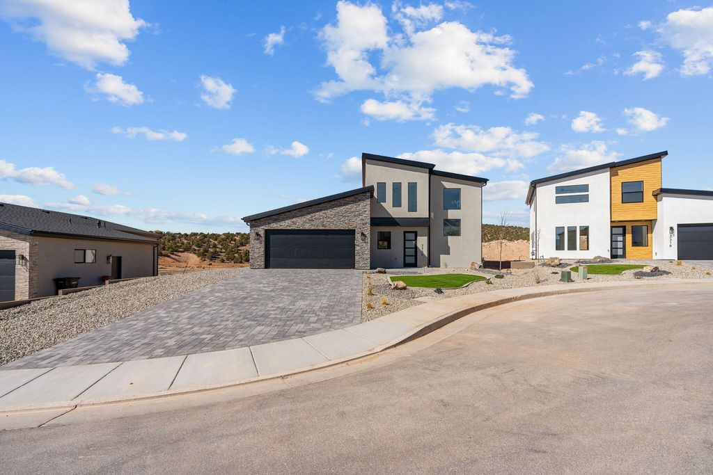 Photo of 3330 W Sun Circle W, Cedar City, UT 84720 (MLS # 114485)