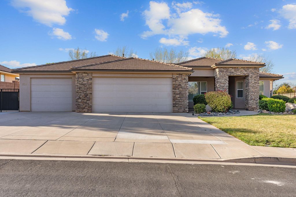 Photo of 880 E Lori LN, Washington, UT 84780 (MLS # 115275)