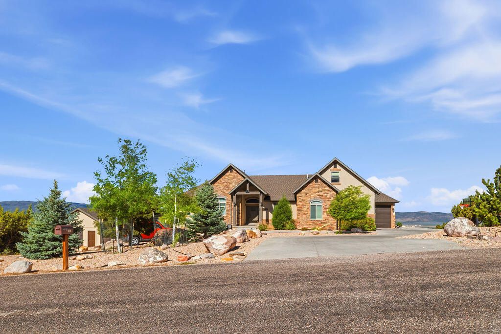 Photo of 1626 S Hillcrest DR, Cedar City, UT 84720 (MLS # 115721)