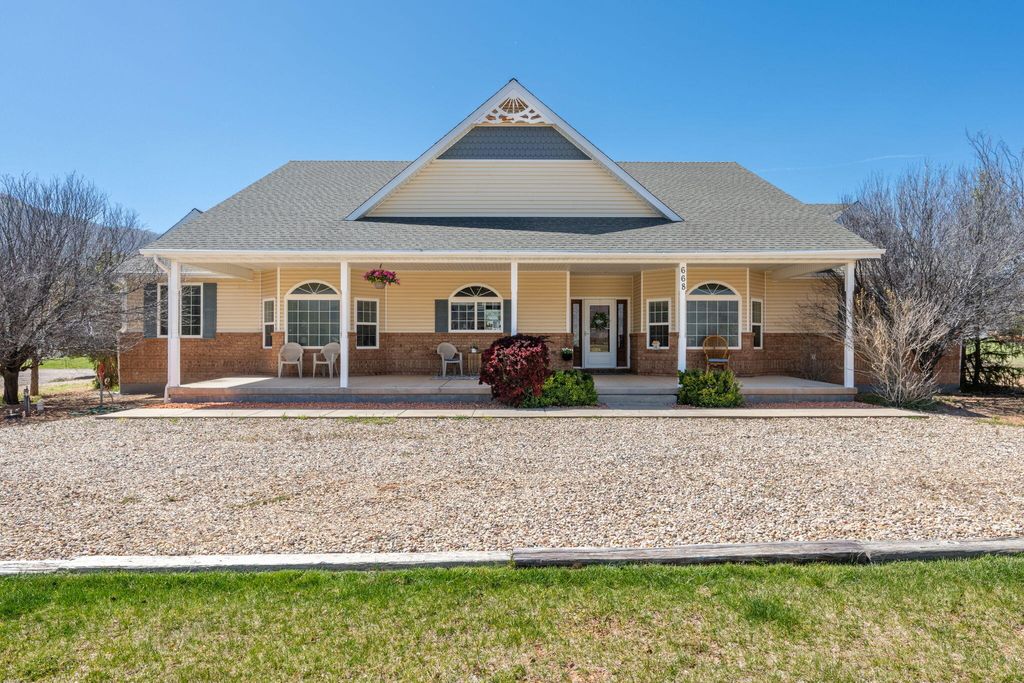 Photo of 668 S 800 E, New Harmony, UT 84757 (MLS # 116012)
