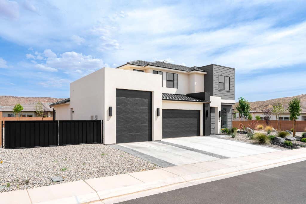 Photo of 739 S MIDDLE CREEK DR, Washington, UT 84780 (MLS # 116540)