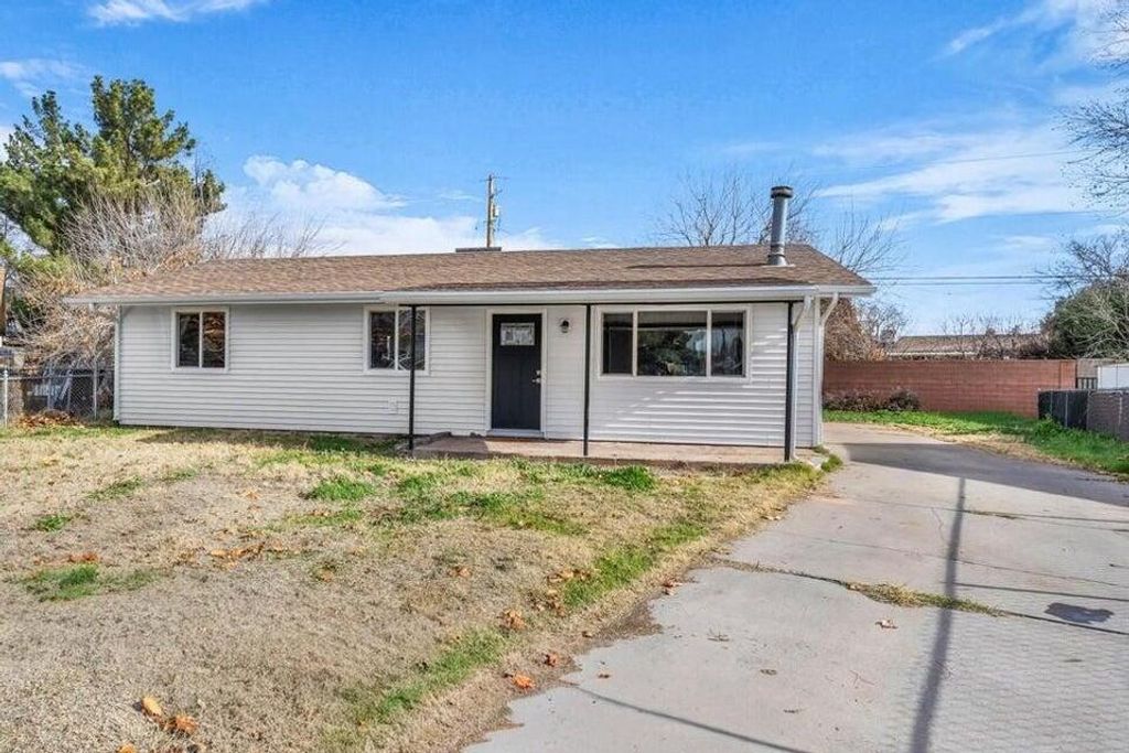 Photo of 170 W WARM SPRINGS CIR, Washington, UT 84780 (MLS # 114302)