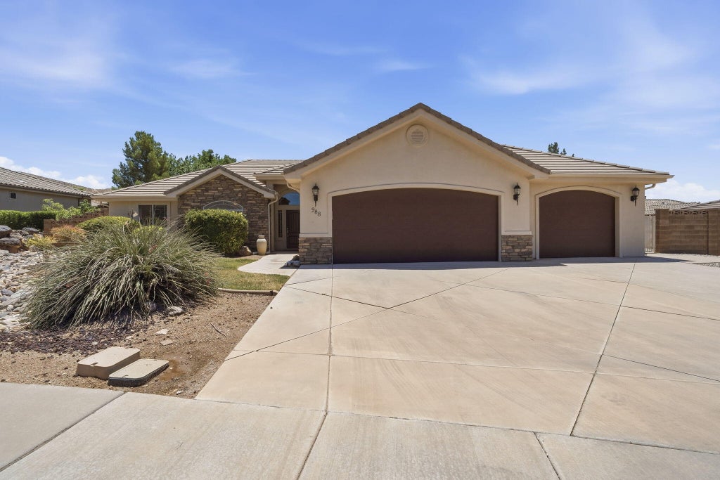 Photo of 988 E Silver Falls DR, Washington, UT 84780 (MLS # 116915)