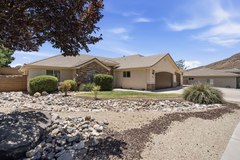 Photo of 988 E Silver Falls DR, Washington, UT 84780 (MLS # 116915)