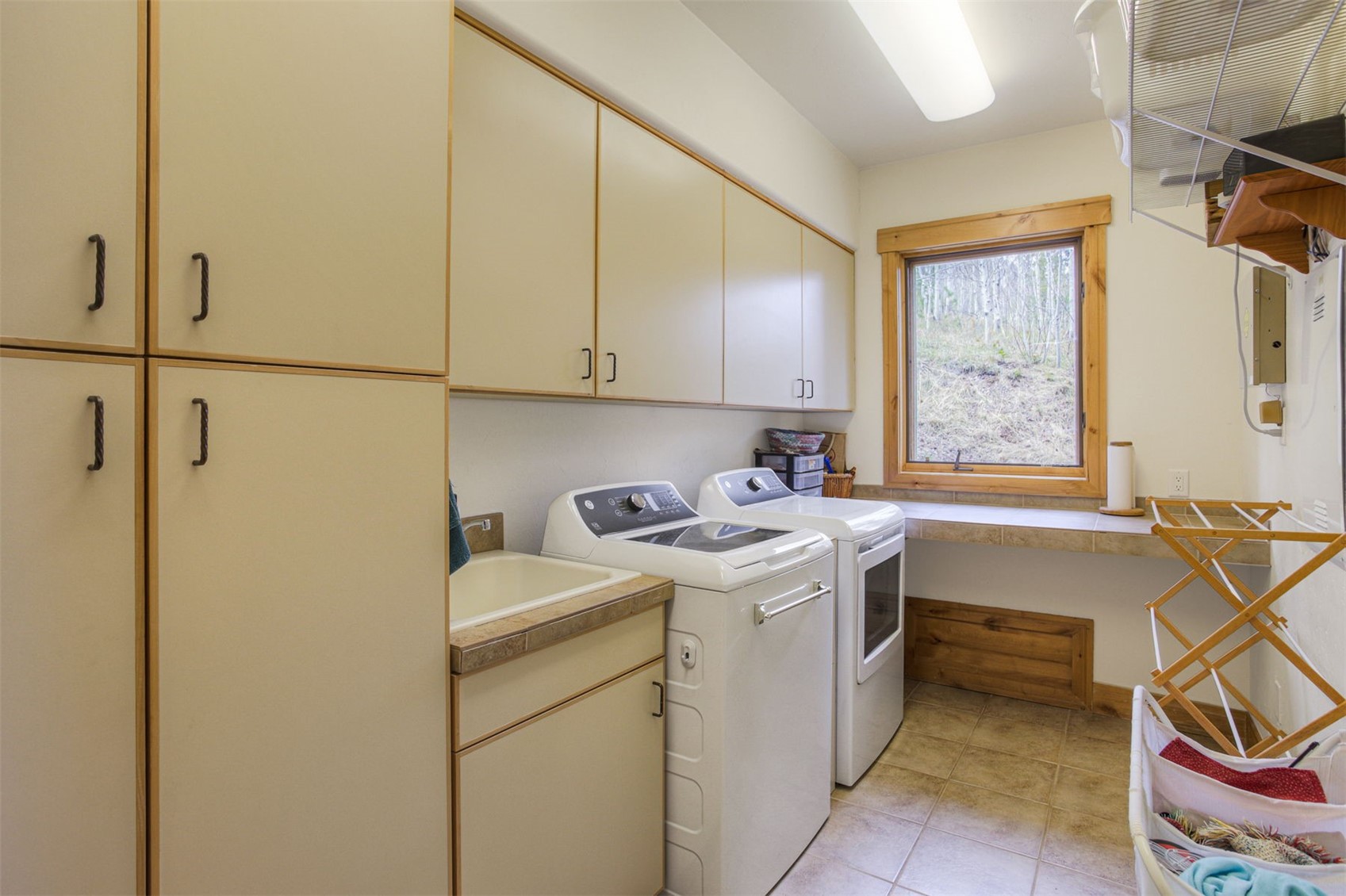 Silverthorne, Colorado, 80498, United States, 5 Bedrooms Bedrooms, ,5 BathroomsBathrooms,Residential,Active,2036042