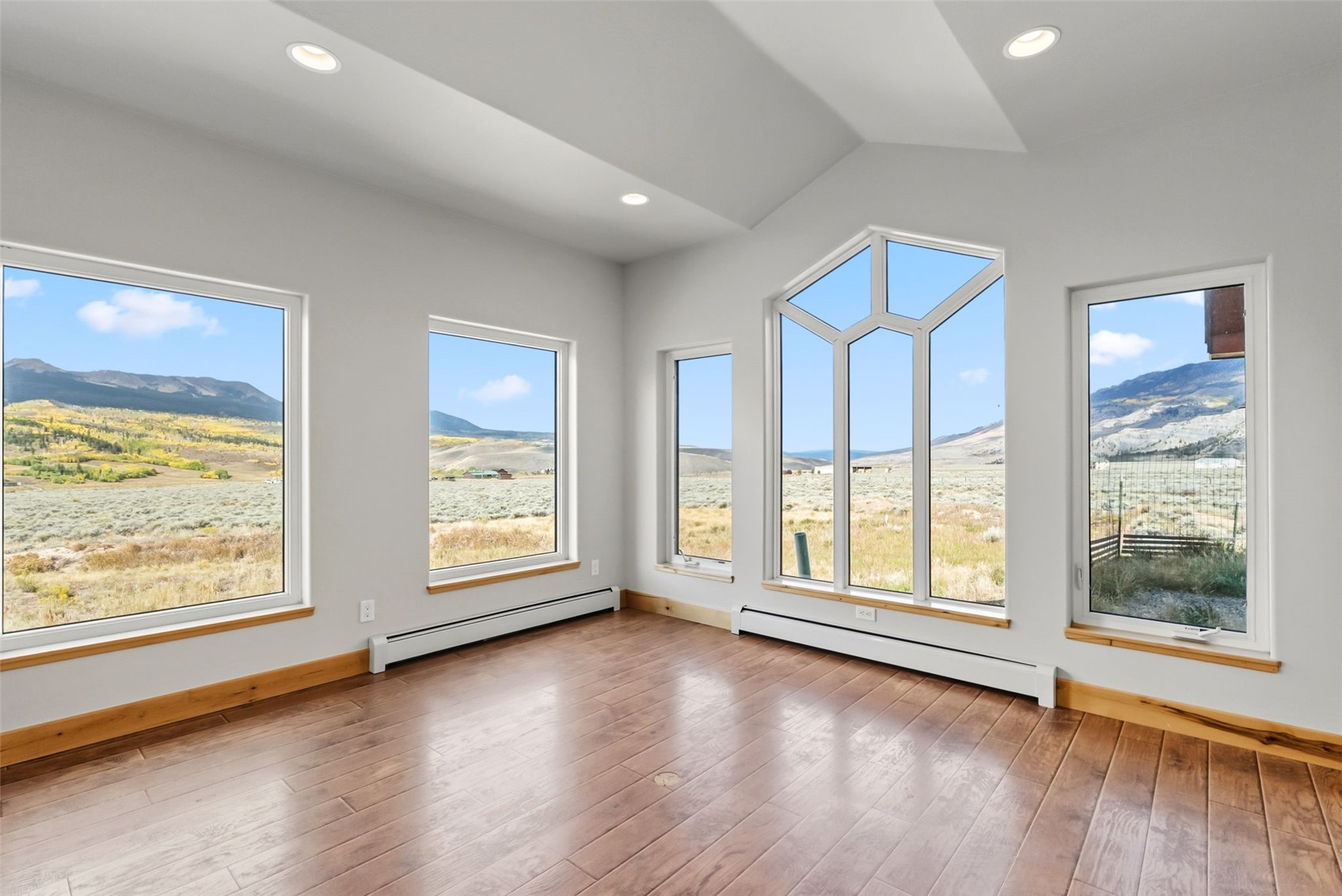 Silverthorne, Colorado, 80498, United States, 6 Bedrooms Bedrooms, ,4 BathroomsBathrooms,Residential,Active,1952508