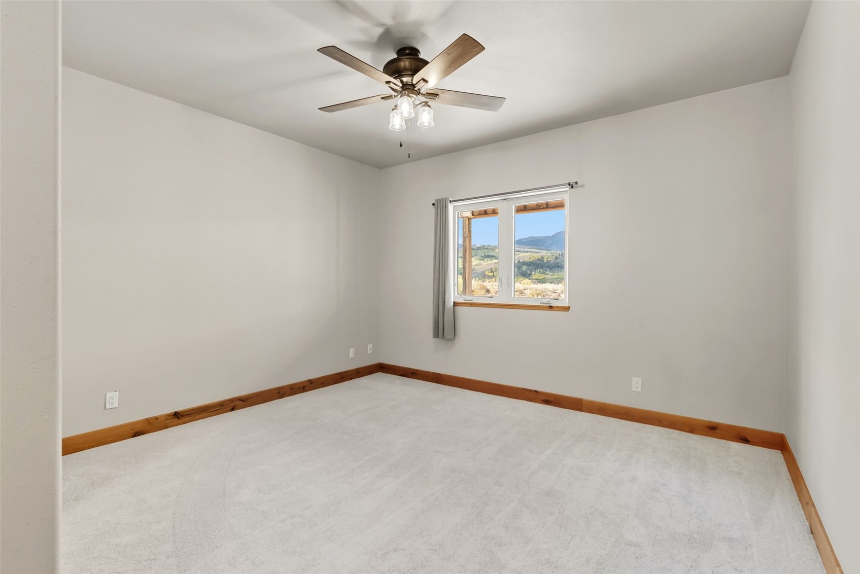 Silverthorne, Colorado, 80498, United States, 6 Bedrooms Bedrooms, ,4 BathroomsBathrooms,Residential,Active,1952508