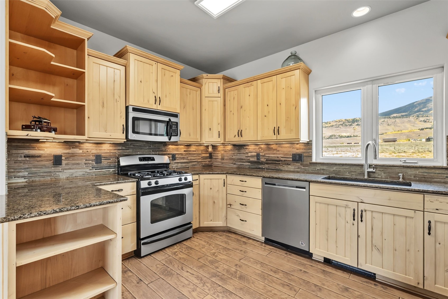 Silverthorne, Colorado, 80498, United States, 6 Bedrooms Bedrooms, ,4 BathroomsBathrooms,Residential,Active,1952508