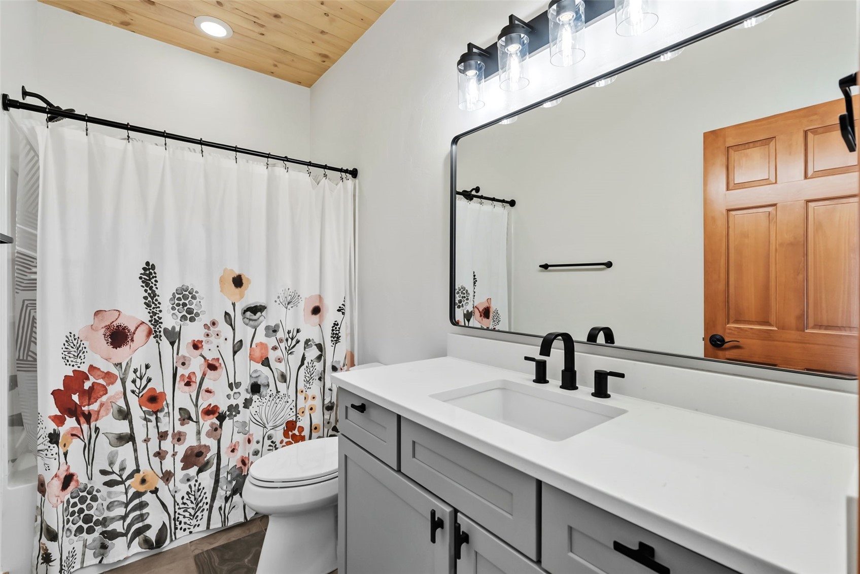 Silverthorne, Colorado, 80498, United States, 6 Bedrooms Bedrooms, ,4 BathroomsBathrooms,Residential,Active,1952508