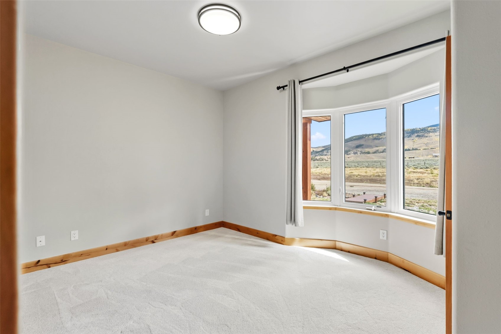 Silverthorne, Colorado, 80498, United States, 6 Bedrooms Bedrooms, ,4 BathroomsBathrooms,Residential,Active,1952508