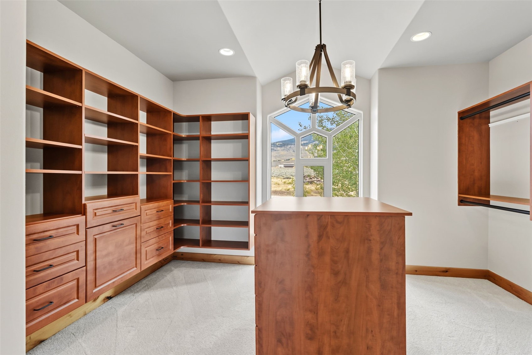 Silverthorne, Colorado, 80498, United States, 6 Bedrooms Bedrooms, ,4 BathroomsBathrooms,Residential,Active,1952508
