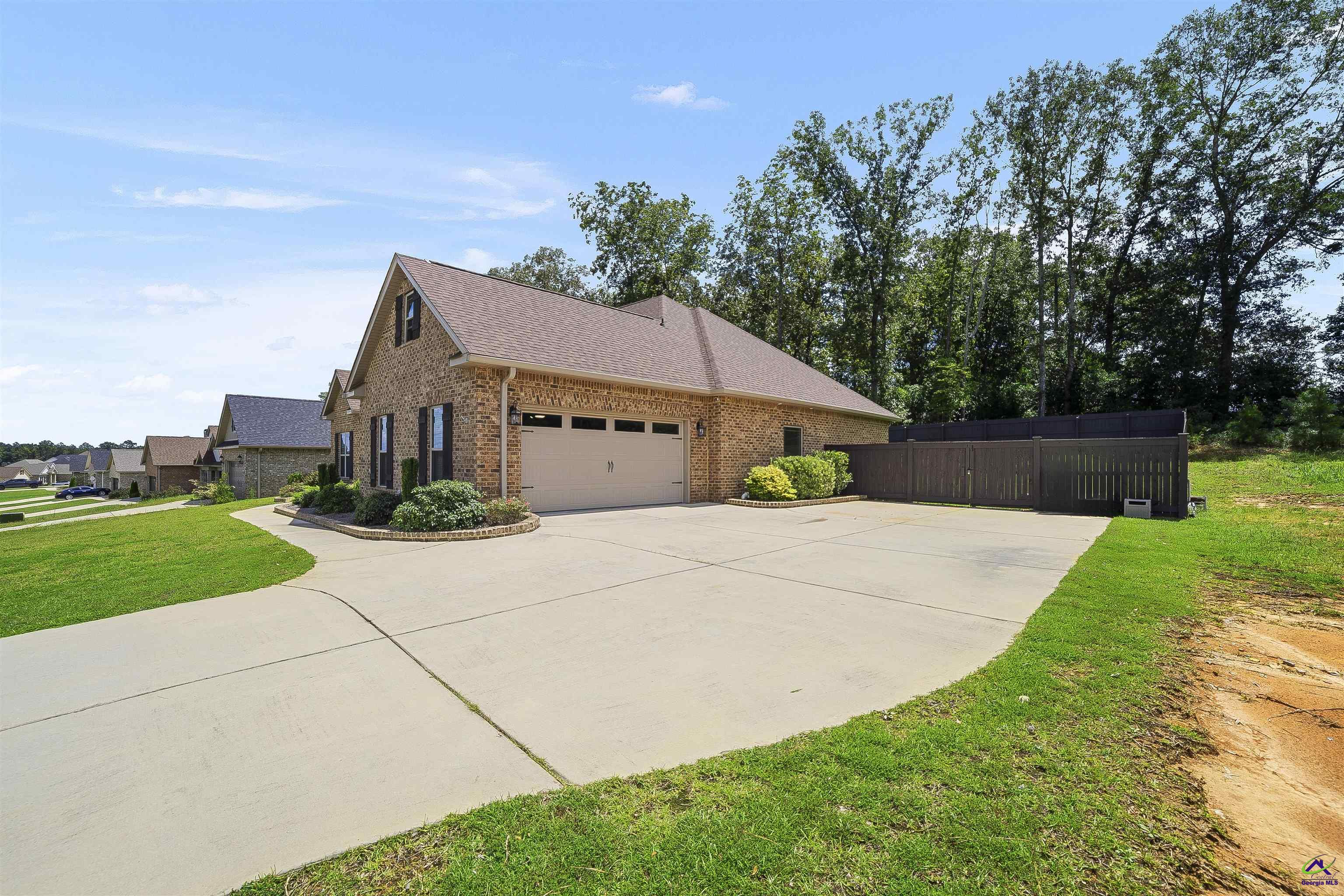 300 Rustic Live Oak Trail