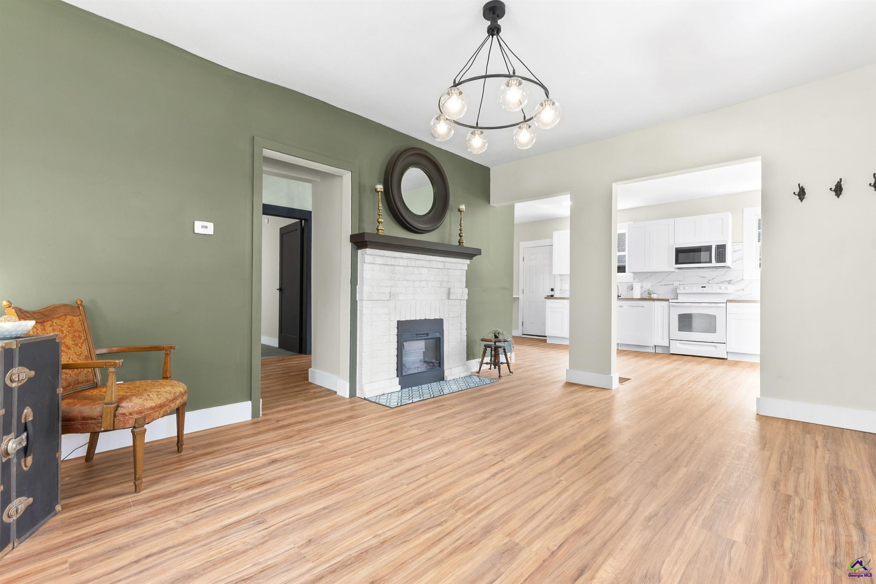 587 Robert Henry St