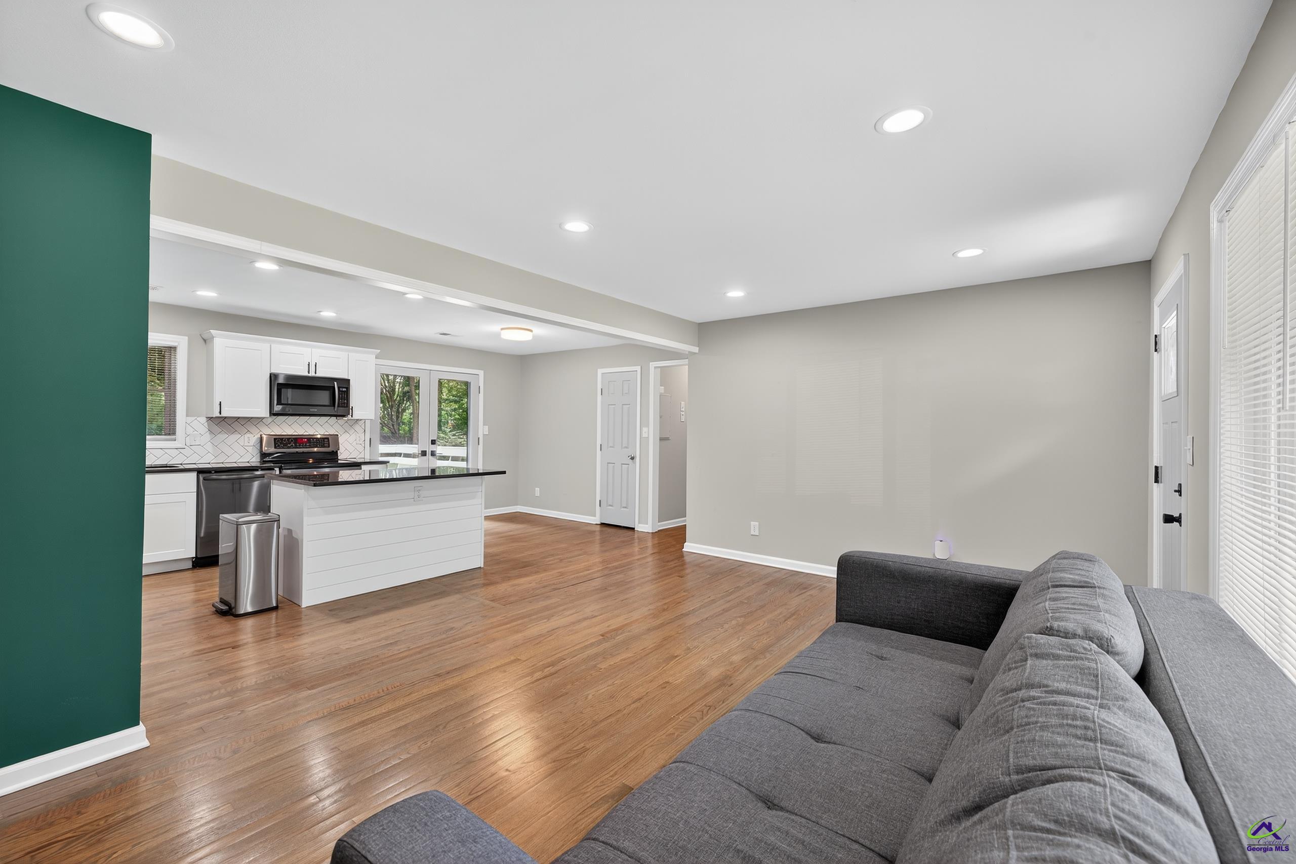 218 Palms Lane