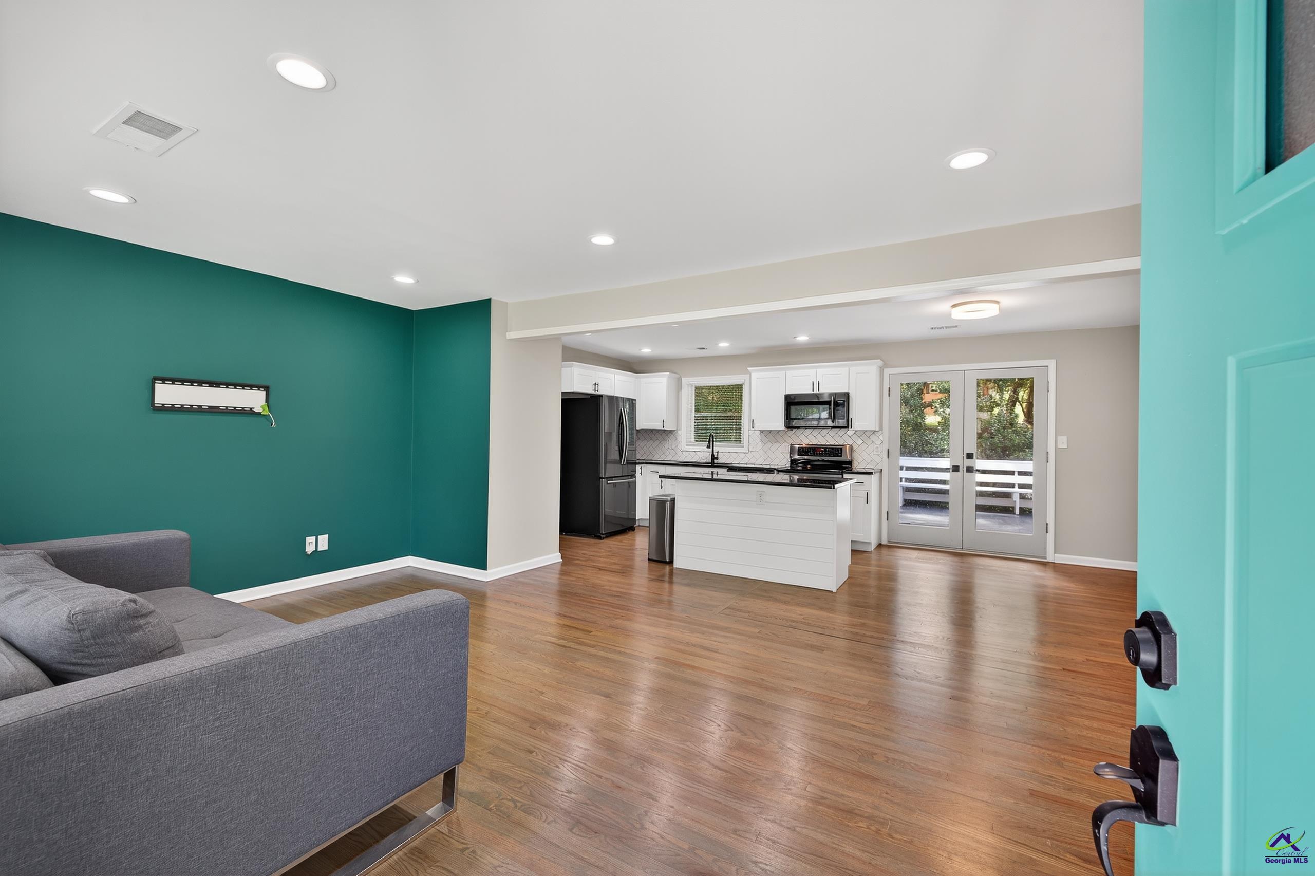 218 Palms Lane