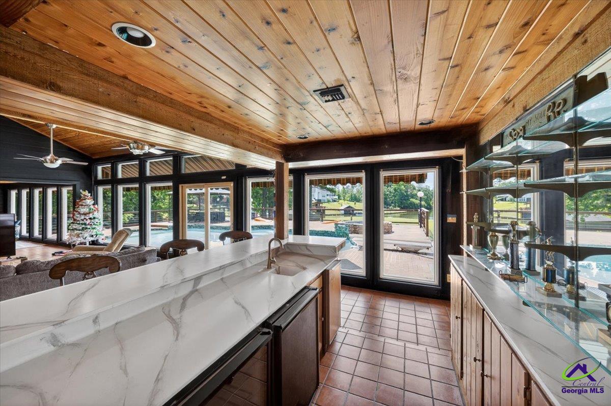 6868 Lesie Lane