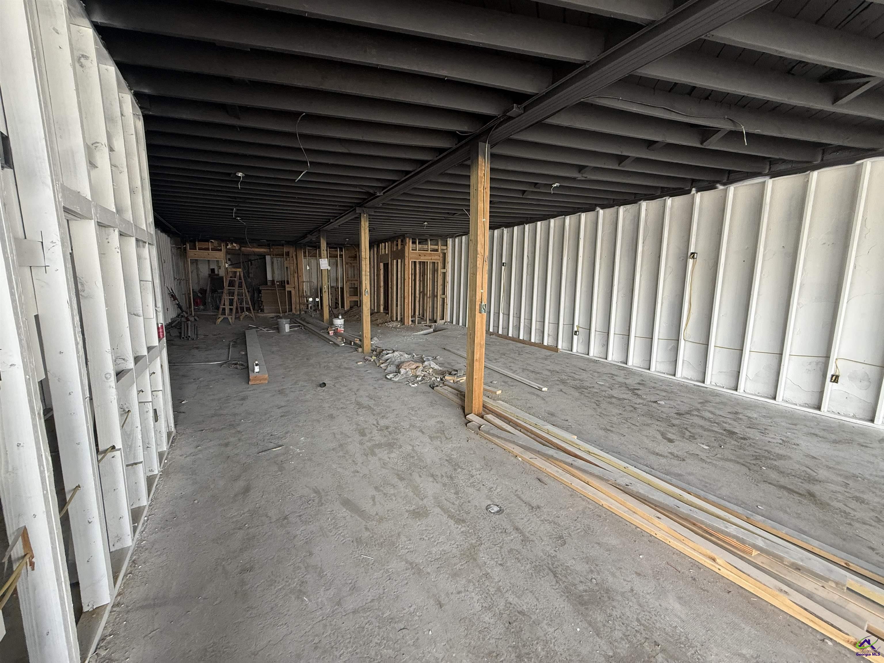 114 S Commercial Circle