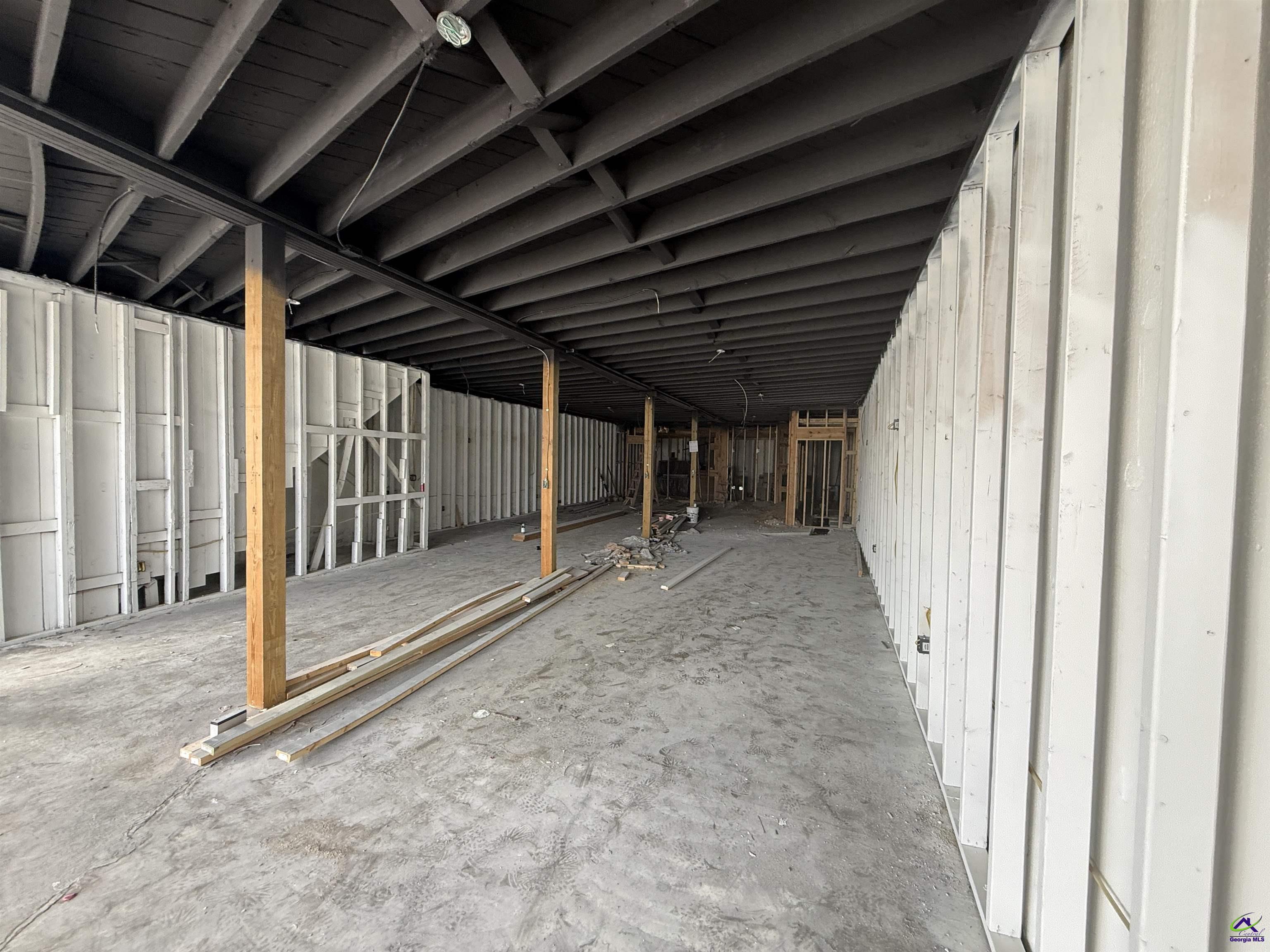 114 S Commercial Circle
