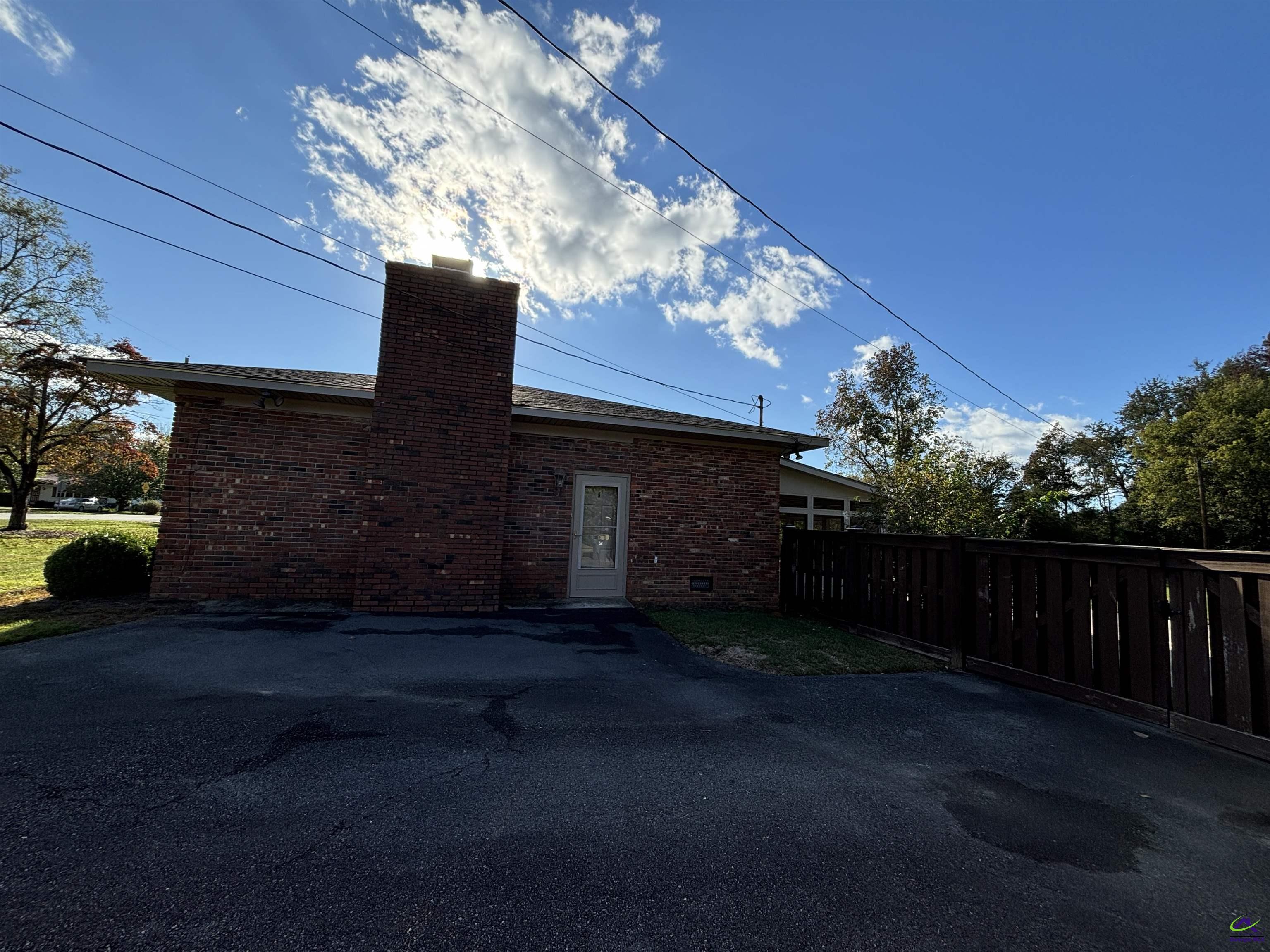 189 E Lewis Street