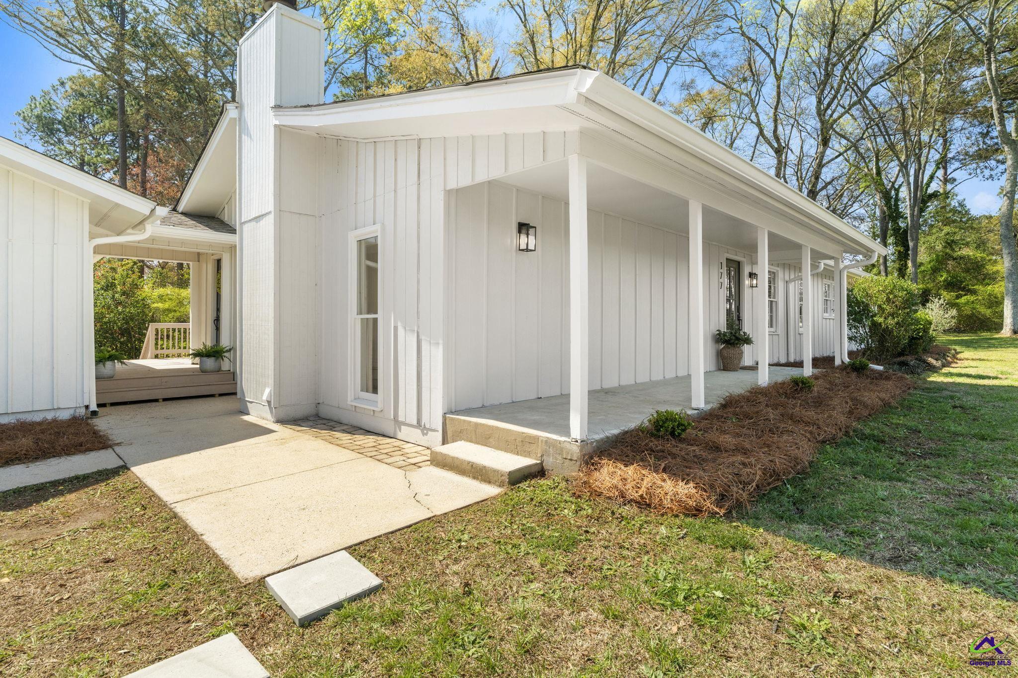 177 NE Lakeshore Circle