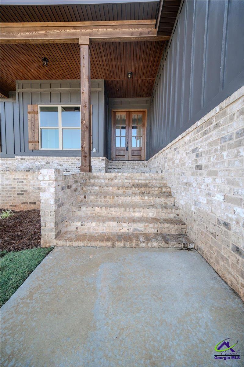 100 River Ridge