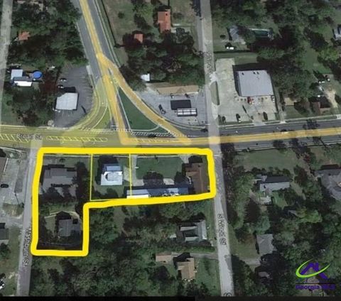 221 BROAD Street Hawkinsville GA 31036